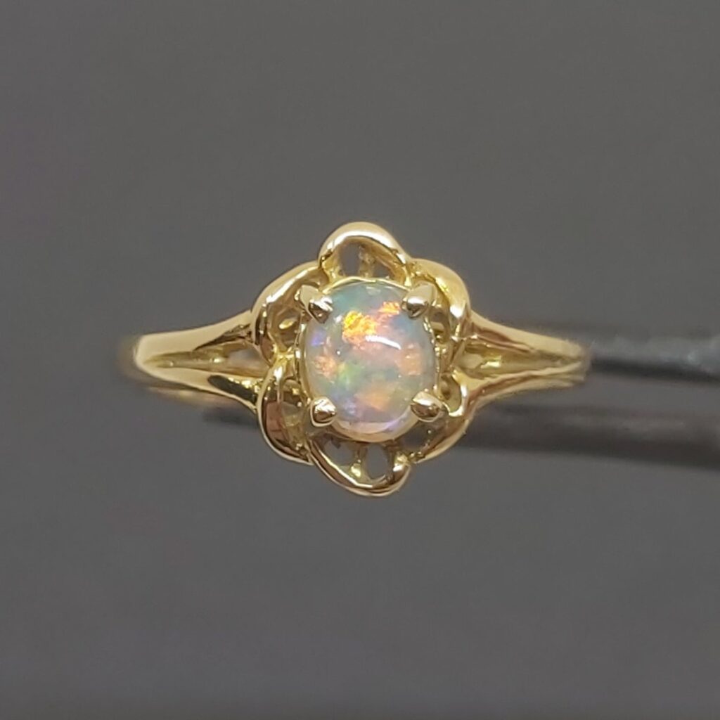 18k Yellow Gold Solid Crystal Opal Ring