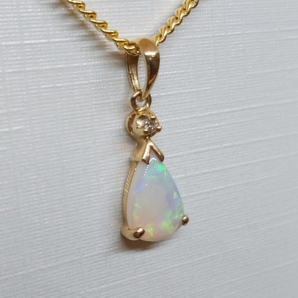 9k Yellow Gold Solid Crystal Opal Pendant