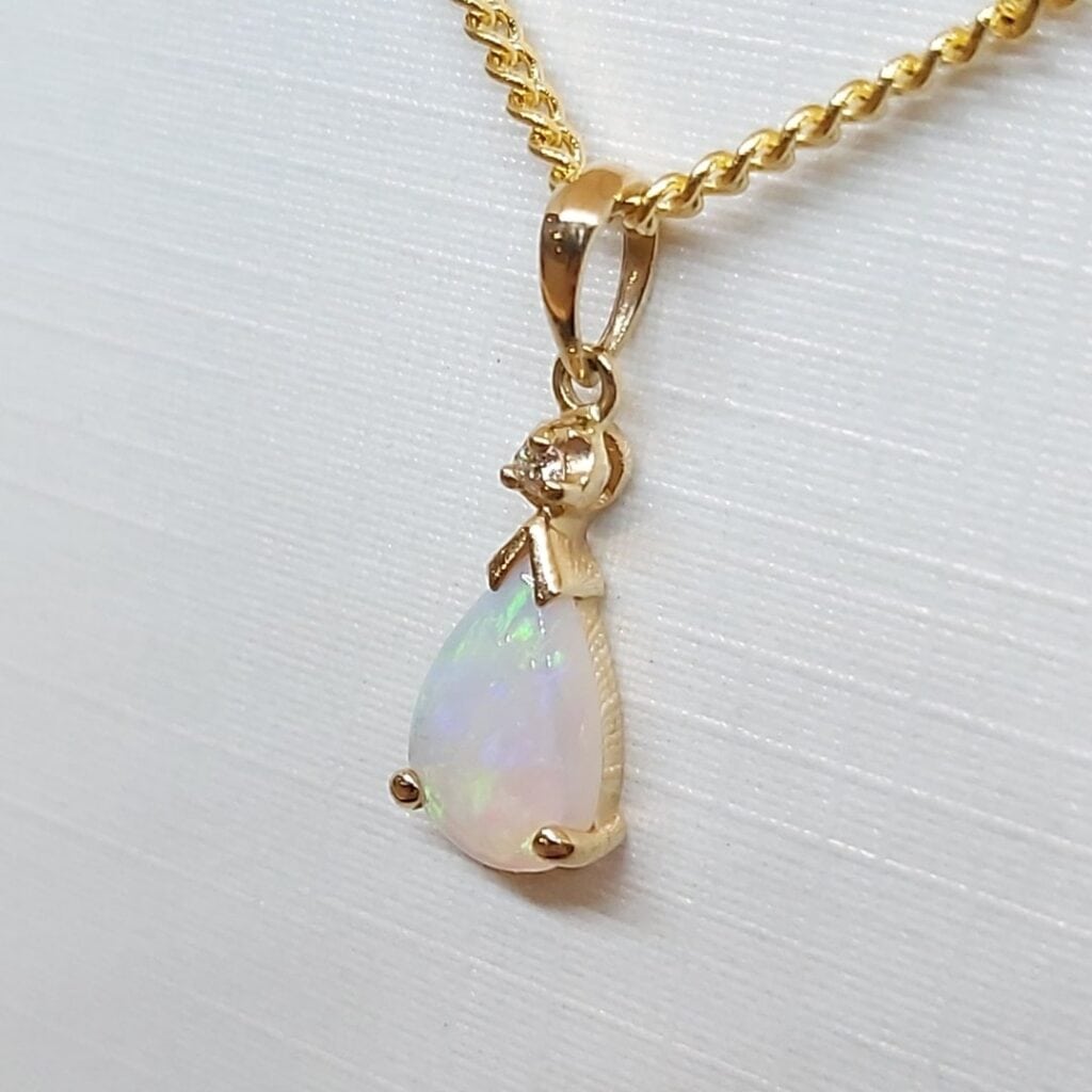 9k Yellow Gold Solid Crystal Opal Pendant