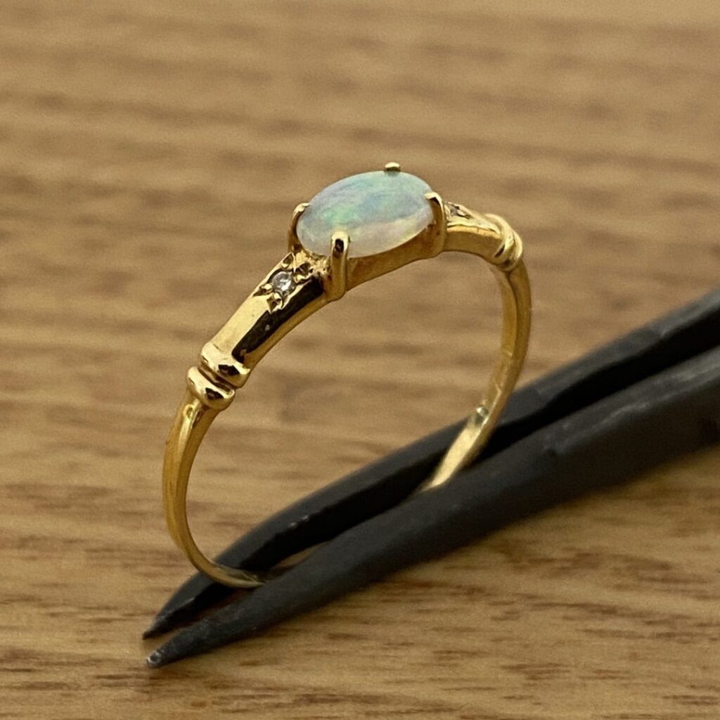 18k Gold  Solid Crystal Opal And Diamond Ring