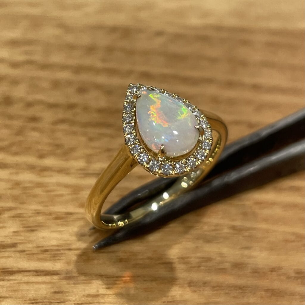 18K Yellow Gold White Opal Ring 675757