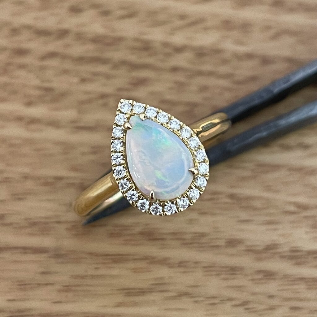 18K Yellow Gold White Opal Ring 675757