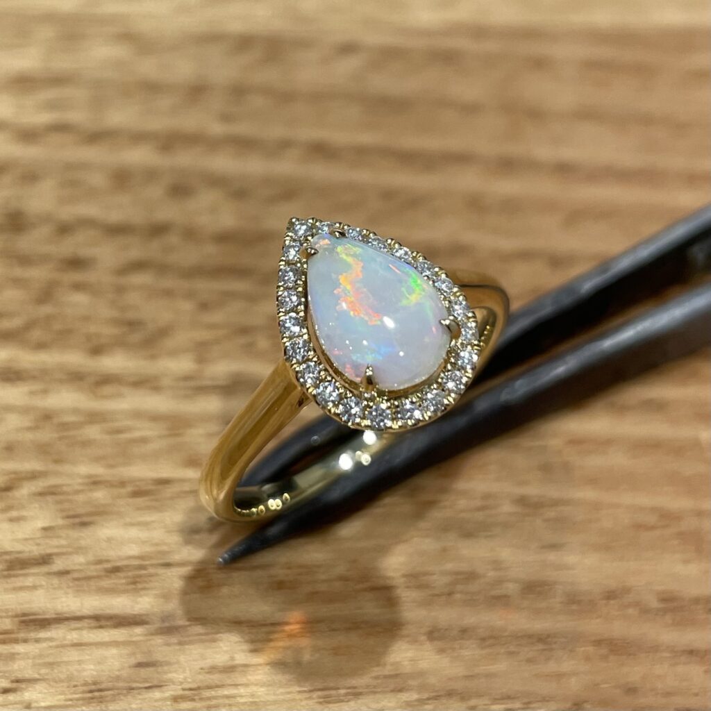 18K Yellow Gold White Opal Ring 675757