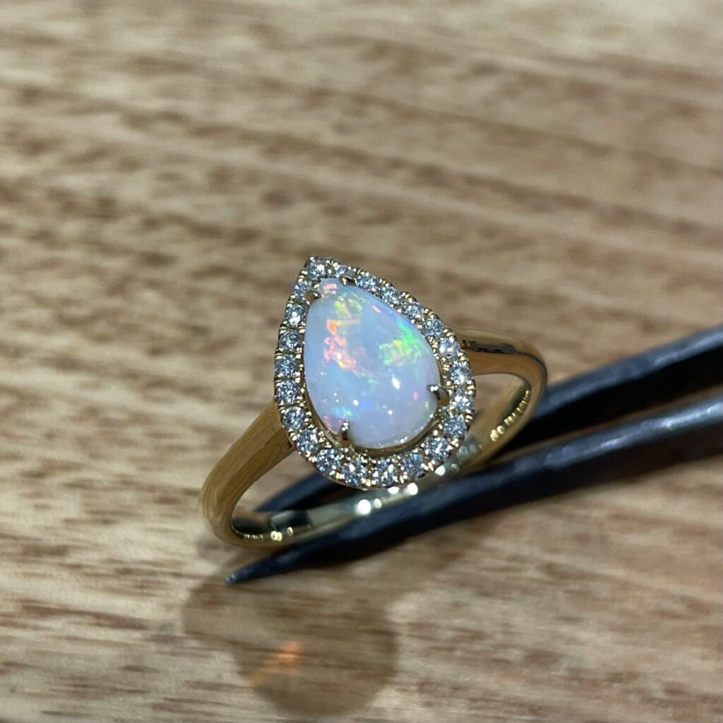 18K Yellow Gold White Opal Ring 675757