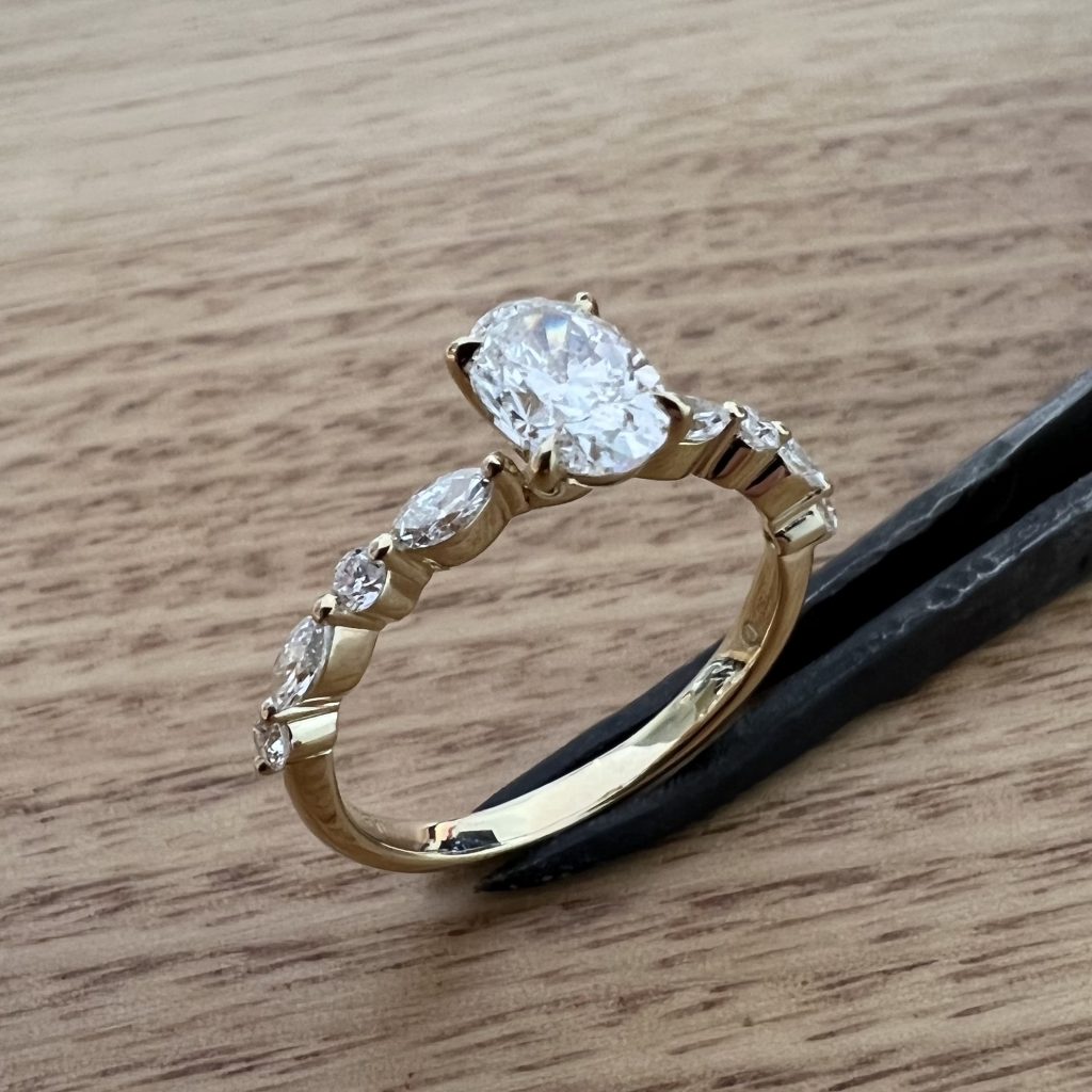 18K Yellow Gold Oval Diamond Ring 675837