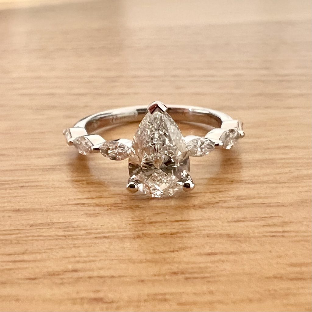 18K White Gold Diamond Ring 675953