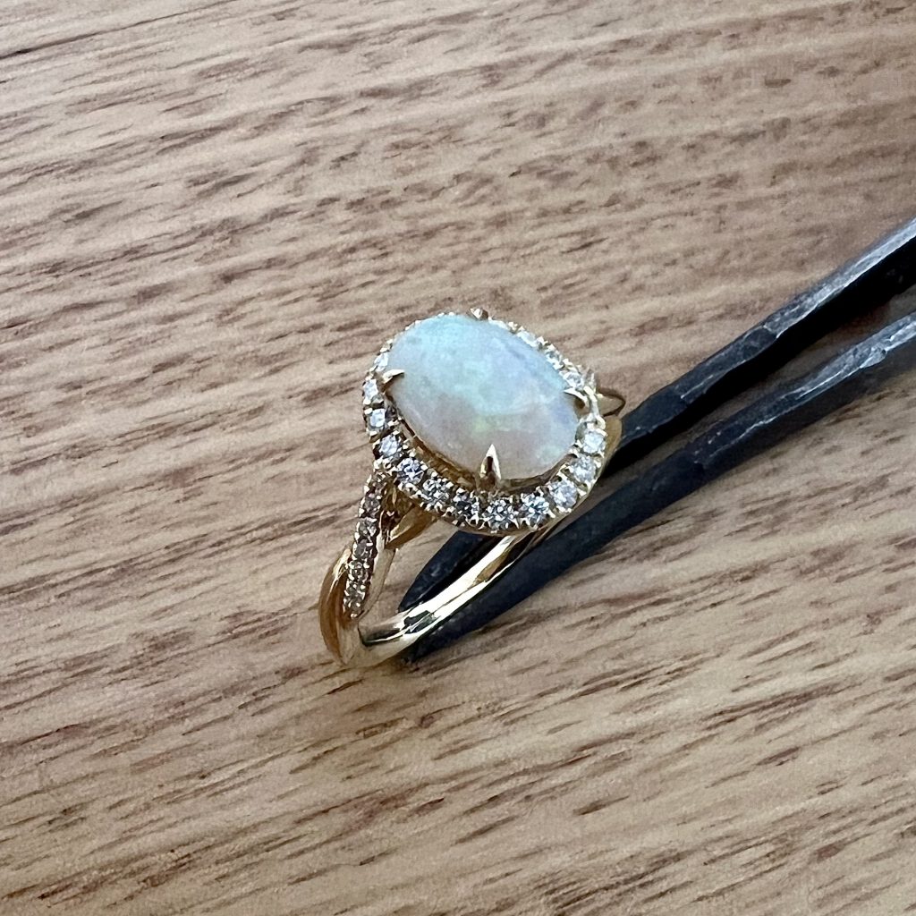 18K Yellow Gold Solid Crystal Opal & Diamond Ring 826501