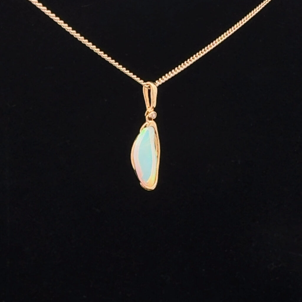 18K Yellow Gold Solid Crystal Opal Pendant 19845