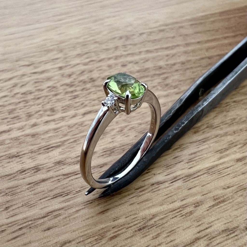 18K White Gold Peridot & Diamond Ring 826641