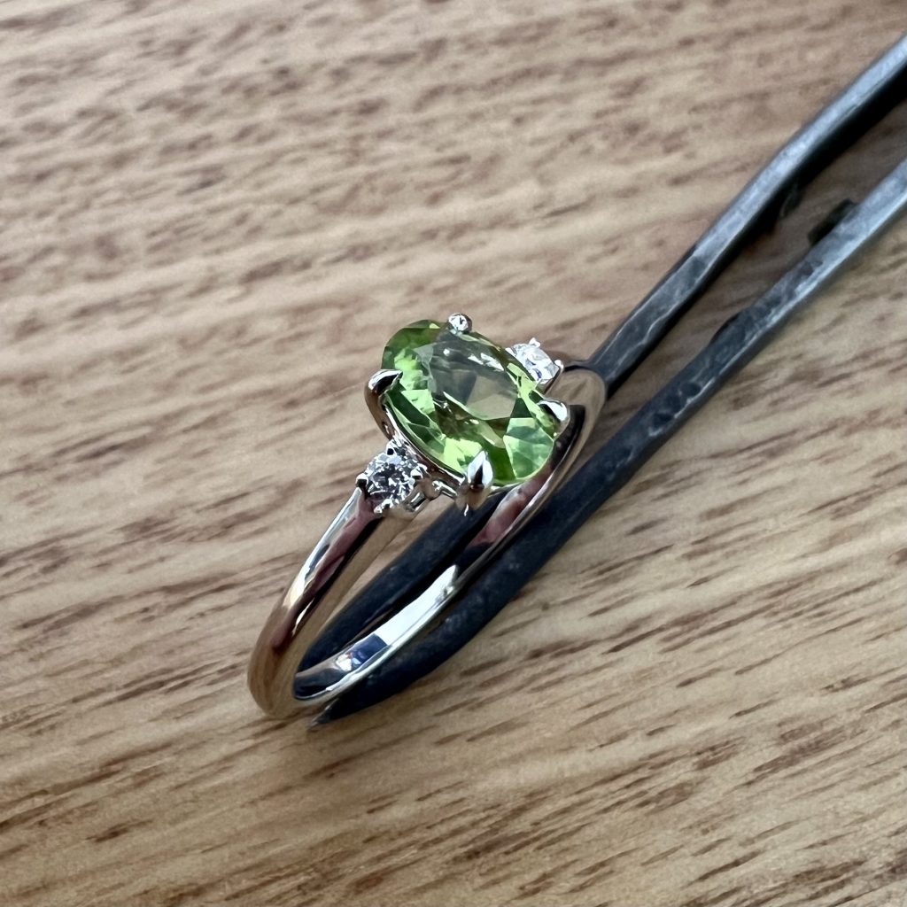 18K White Gold Peridot & Diamond Ring 826641