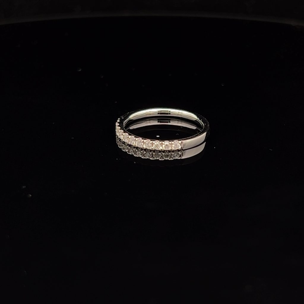 18K White Gold Diamond Wedding Band 826064