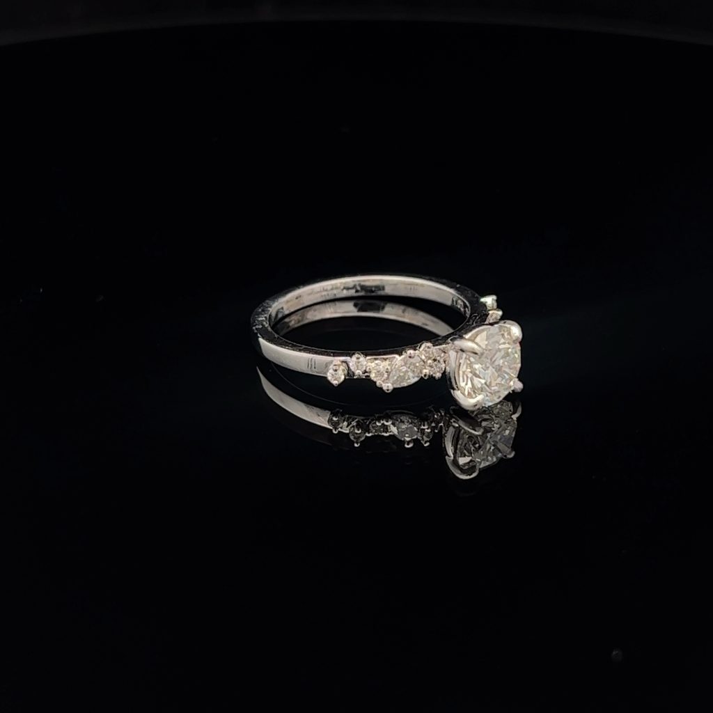 18K White Gold Diamond Engagement Ring 675547