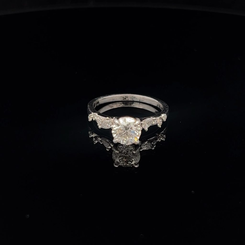 18K White Gold Diamond Engagement Ring 675547