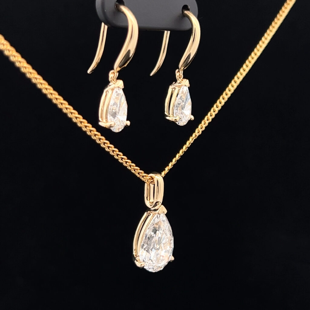 9K Yellow Gold pear-cut Diamond Pendant 826305