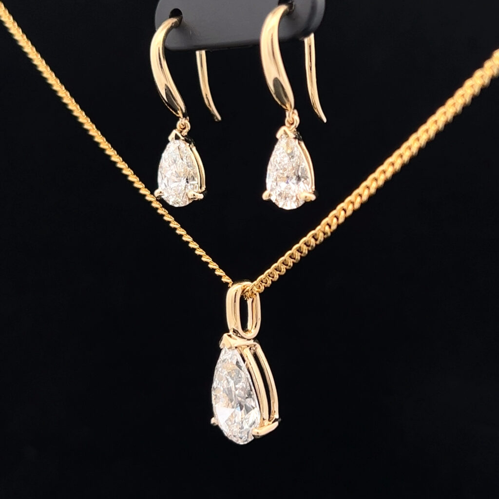 9K Yellow Gold pear-cut Diamond Pendant 826305