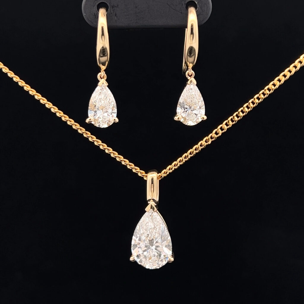 9K Yellow Gold pear-cut Diamond Pendant 826305