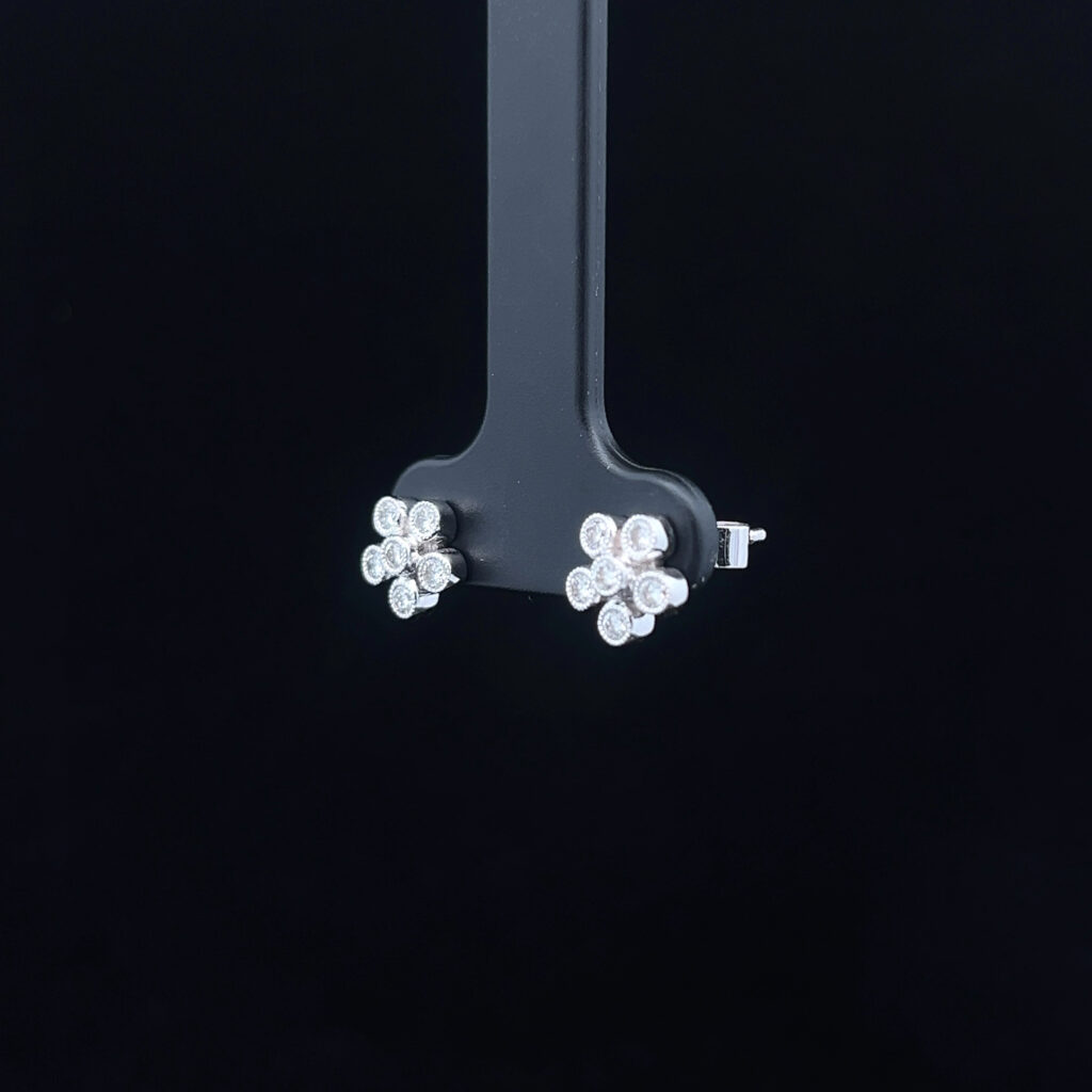 18K White Gold Diamond Stud Earrings |