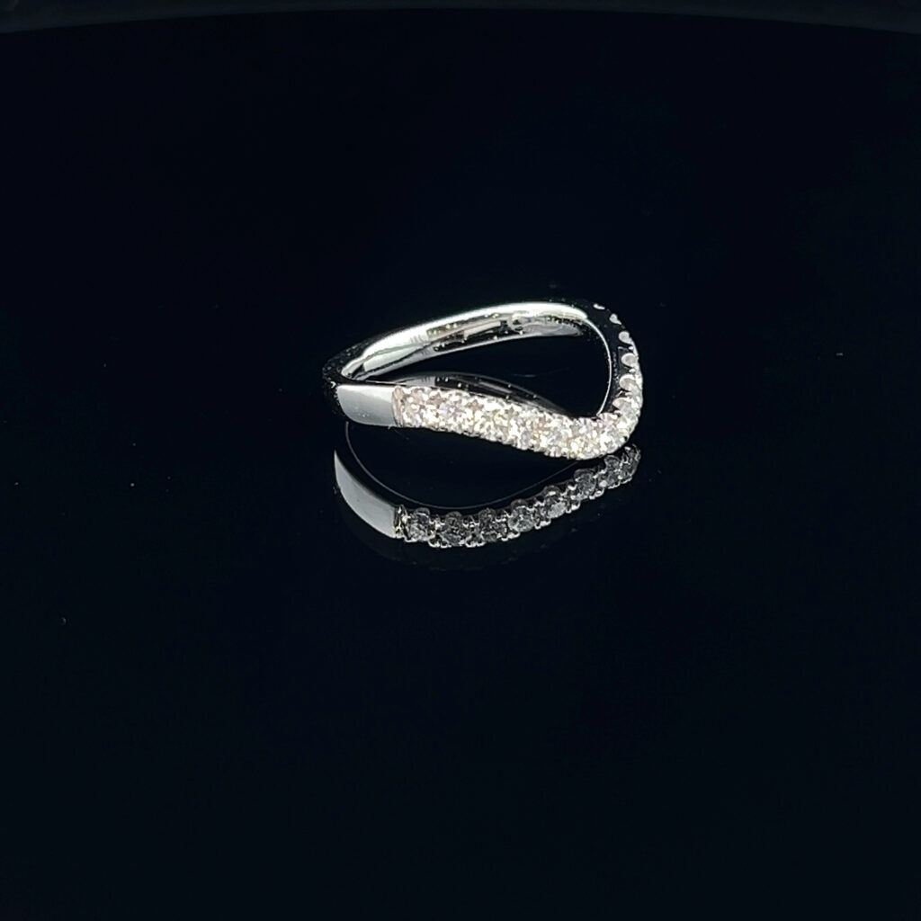 18K White Gold fitted Diamond Wedding Band 826052
